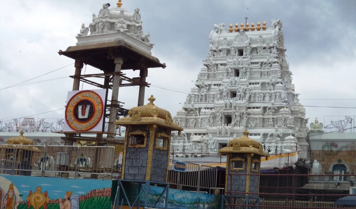 आंध्र प्रदेश में मंदिर भगदड़: वेंकटेश्वर स्वामी मंदिर हादसे में 9 की मौत, भीड़ प्रबंधन में लापरवाही