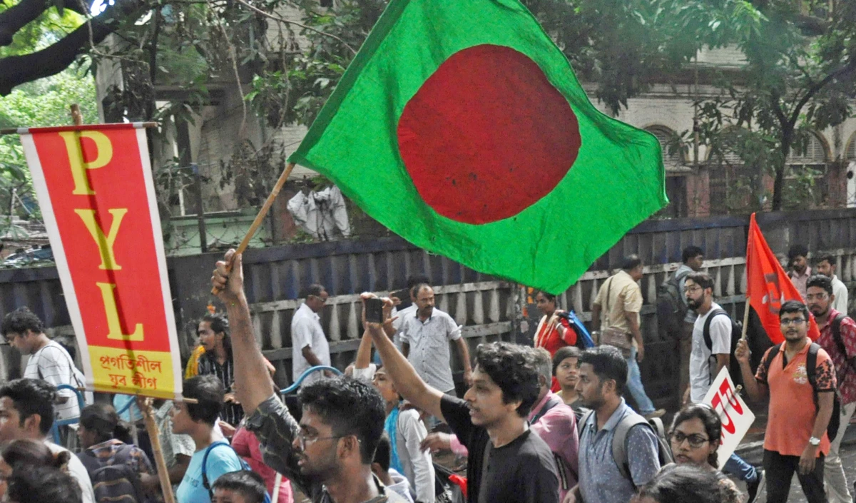 बांग्लादेश फिर से हिंसा और बम के धमाकों से क्यों दहल उठा है? क्या Sheikh Hasina की वापसी?