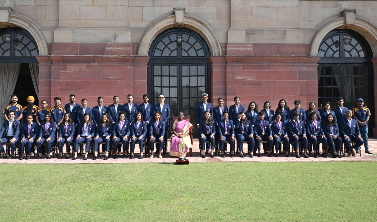 विश्व विजेता महिला टीम से मिलीं राष्ट्रपति मुर्मू, कहा- आप भारत का प्रतिबिंब, युवाओं की प्रेरणा