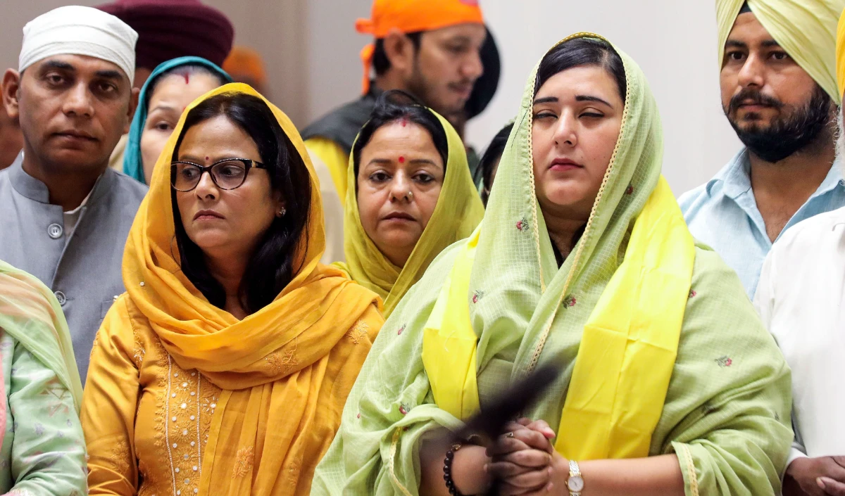 Bansuri Swara ने ब्रज घाट पर पिता स्वराज कौशल की अस्थियां गंगा में विसर्जित कीं