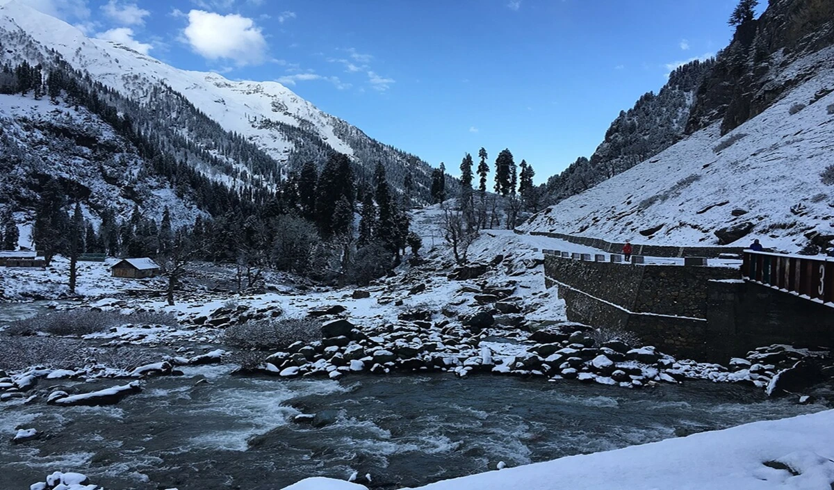 Best Snowfall Places: दिसंबर में बर्फबारी का मजा लेना है, ये 6 जगहें आपको देंगी जन्नत का एहसास