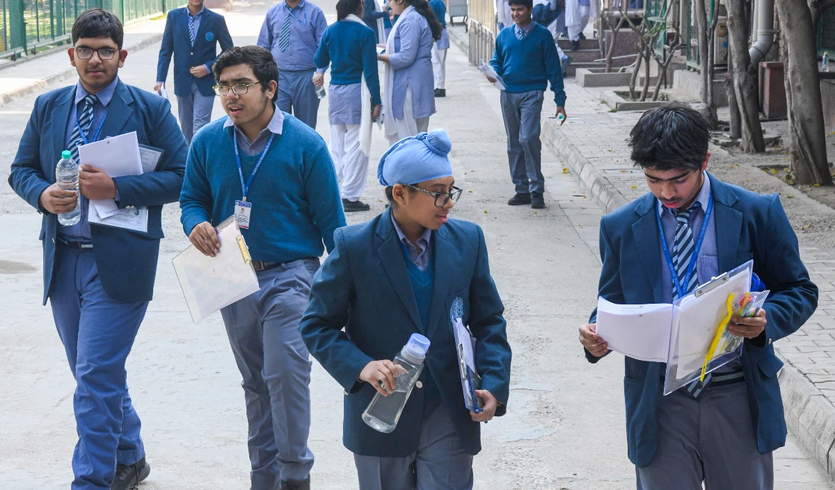 प्रदूषण के कारण दिल्ली के स्कूलों में ‘हाइब्रिड’ क्लास शुरू करने का आदेश जारी