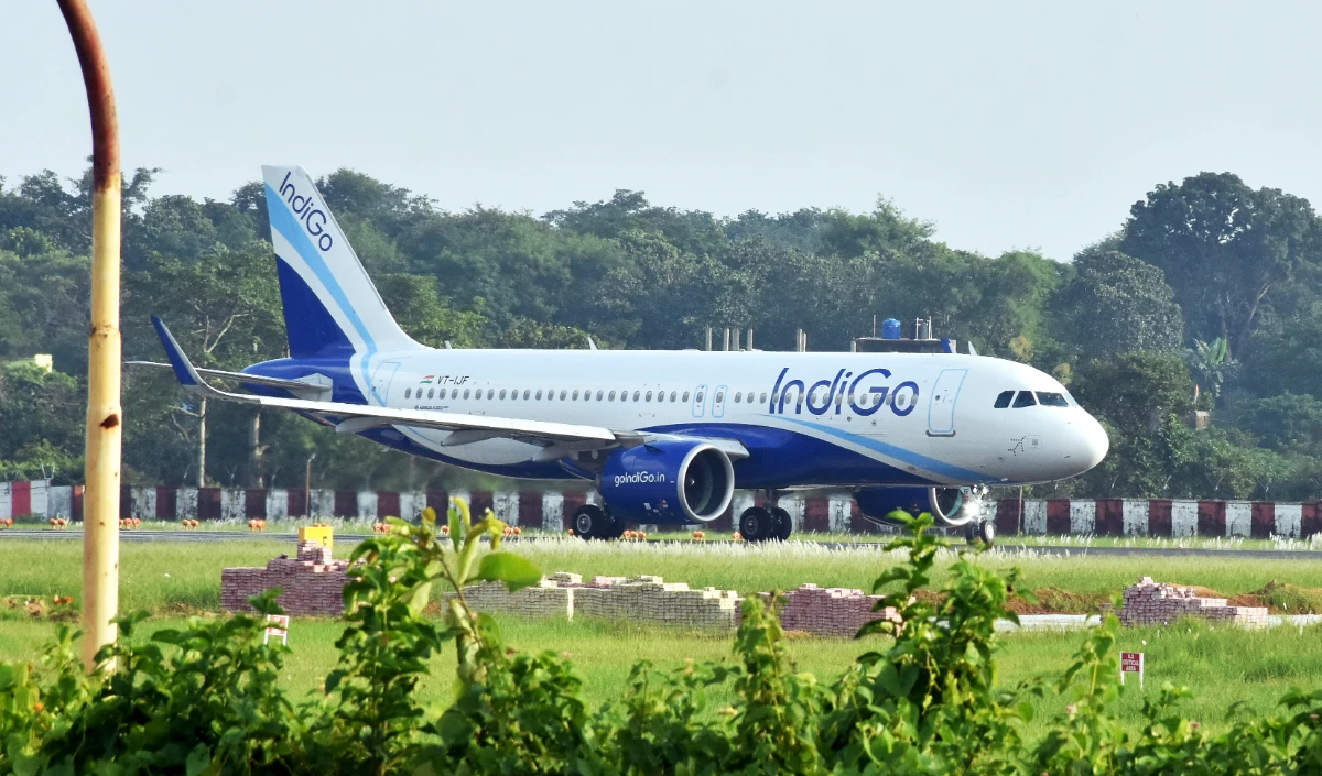 फ्लाइट रद्द, दिल टूटे…, IndiGo संकट में फंसे नवविवाहित जोड़े ने वीडियो कॉल पर मनाया शादी का रिसेप्शन