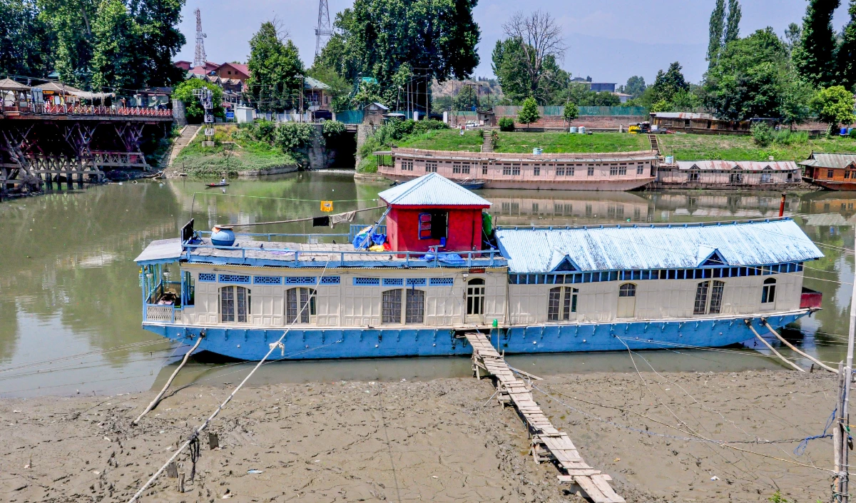Jammu Kashmir: कश्मीर घाटी में तापमान में गिरावट, पर्यटकों को बर्फबारी की उम्मीद