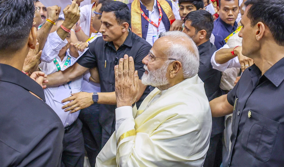 Prime Minister ने असम में ब्रह्मपुत्र नदी में क्रूज पर विद्यार्थियों से संवाद किया