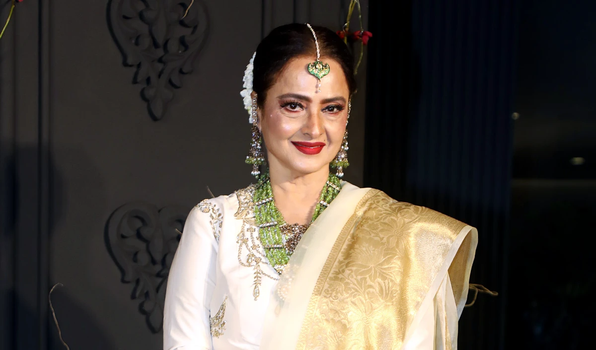 ‘इक्कीस’ प्रीमियर में Rekha का दिल छू लेने वाला पल! Agastya Nanda के पोस्टर को स्पेशल किस कर जताई मोहब्बत