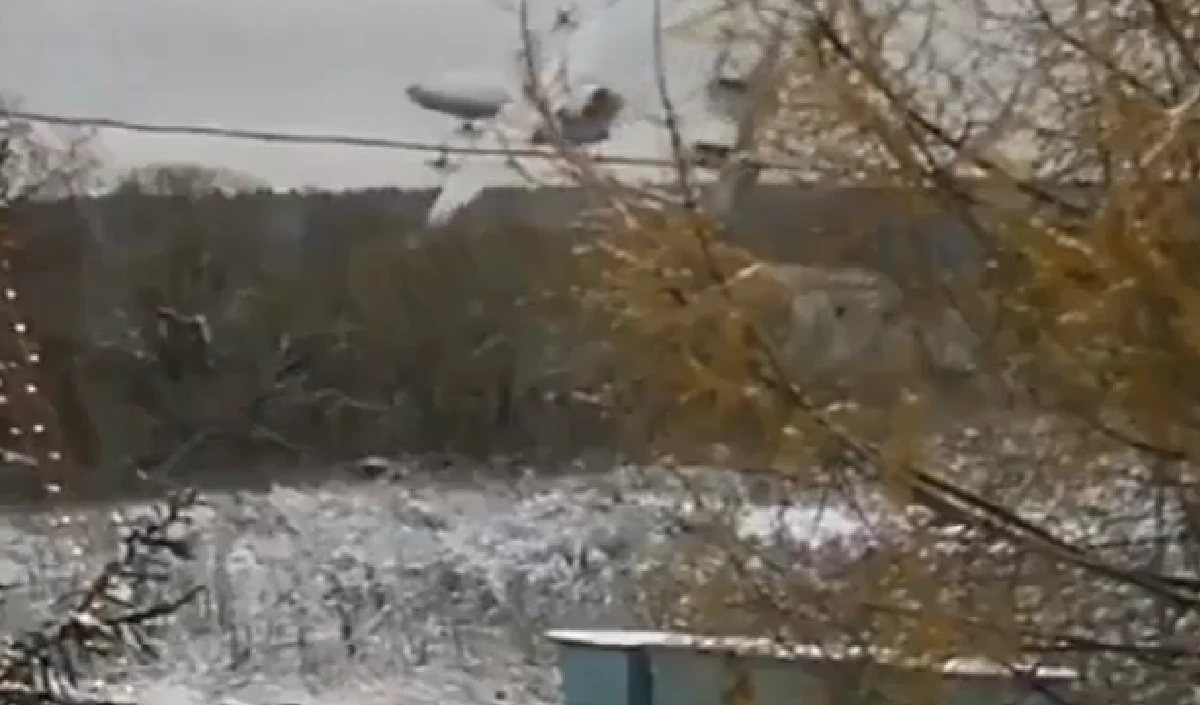 Russia Plane Crash: हवा में दो टुकड़ों में टूटा फिर पानी में समा गया रूस का प्लेन, 7 लोग थे सवार