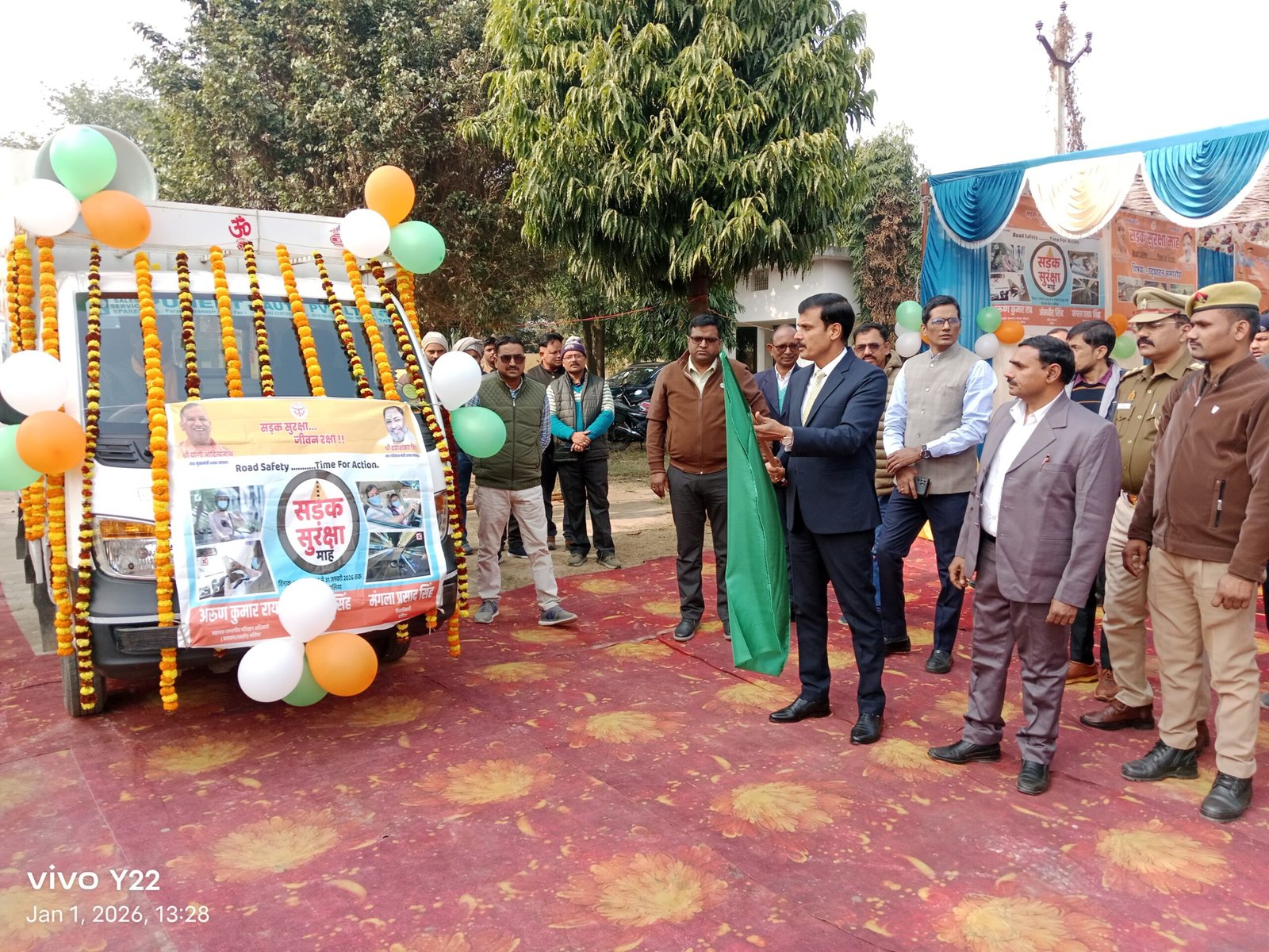 सड़क सुरक्षा माह का शुभारंभ: डीएम ने दिखाई सख्ती, बोले– हेलमेट और सीट बेल्ट से ही बचेगा जीवन