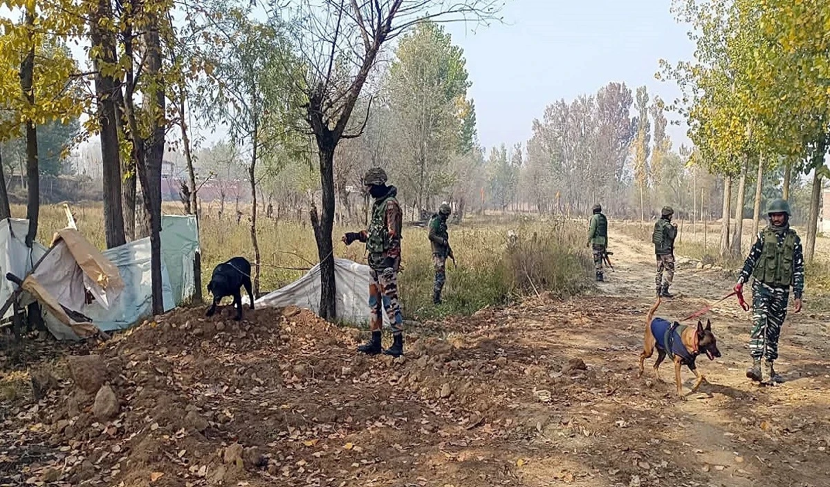 Chhattisgarh में सुरक्षाबलों के साथ मुठभेड़ में शीर्ष उग्रवादी समेत दो नक्सली मारे गए