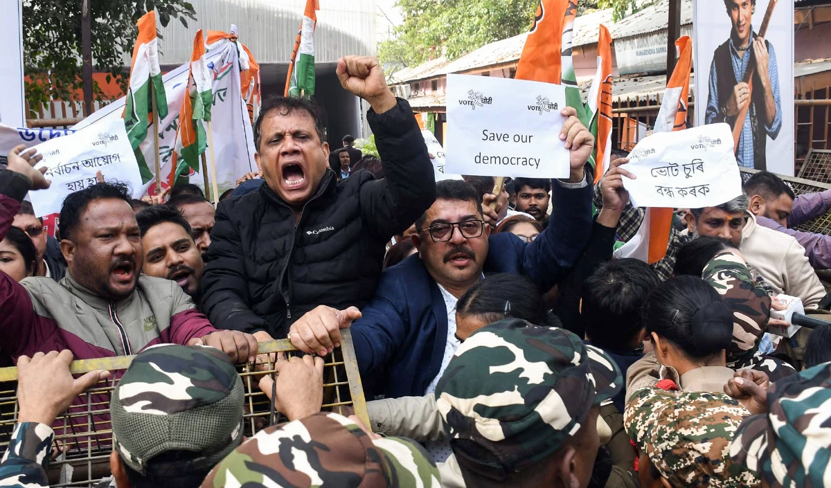 Voter List में धांधली? Assam की सड़कों पर उतरी Congress, बैरिकेड तोड़कर किया जोरदार Protest