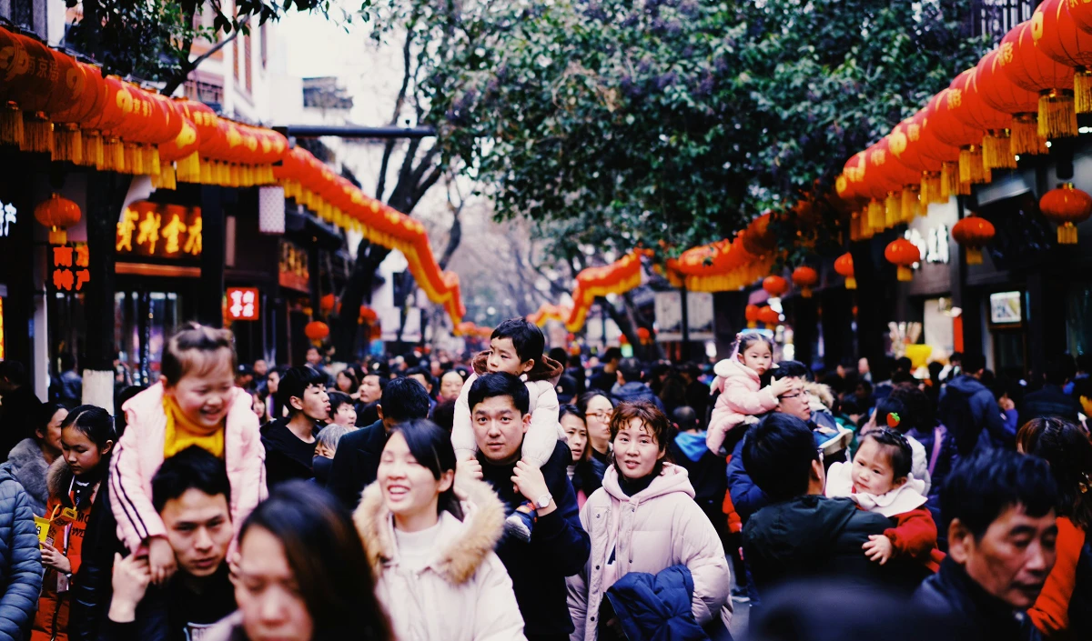 China में गहराया जनसंख्या संकट, जन्म दर बढ़ाने के लिए कंडोम और गोलियों पर लगाया टैक्स