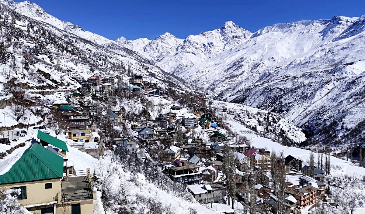 Kashmir में कड़ाके की ठंड जारी, अगले कुछ दिनों में बारिश और बर्फबारी का अनुमान