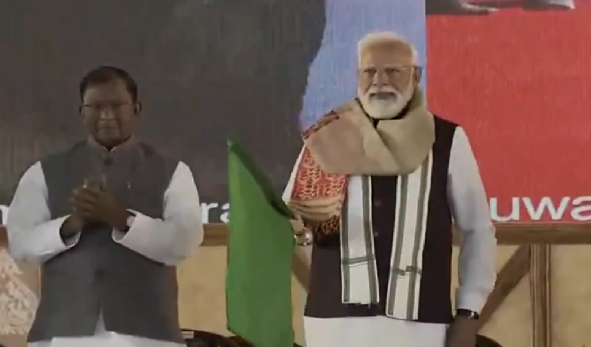 PM मोदी ने असम में काजीरंगा एलिवेटेड कॉरिडोर की नींव रखी, दो अमृत भारत ट्रेनों को दिखाई हरी झंडी