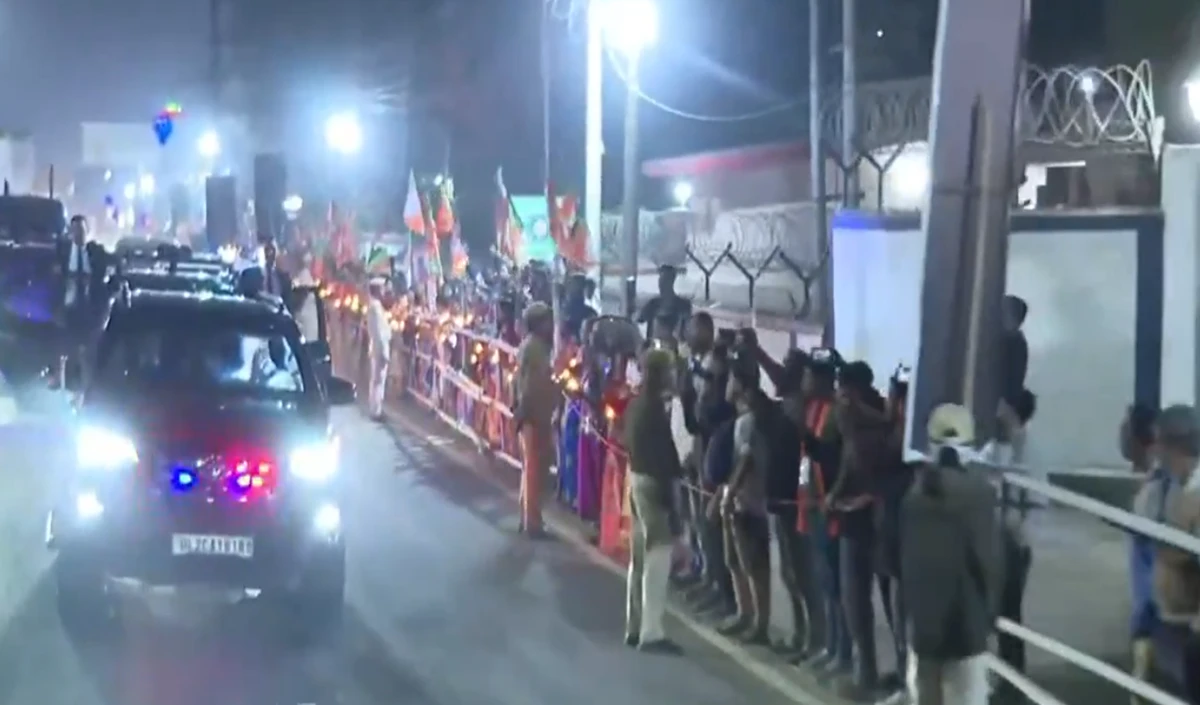 Guwahati में PM Modi का मेगा Roadshow, ‘मोदी-मोदी’ के नारों से गूंजा पूरा Assam