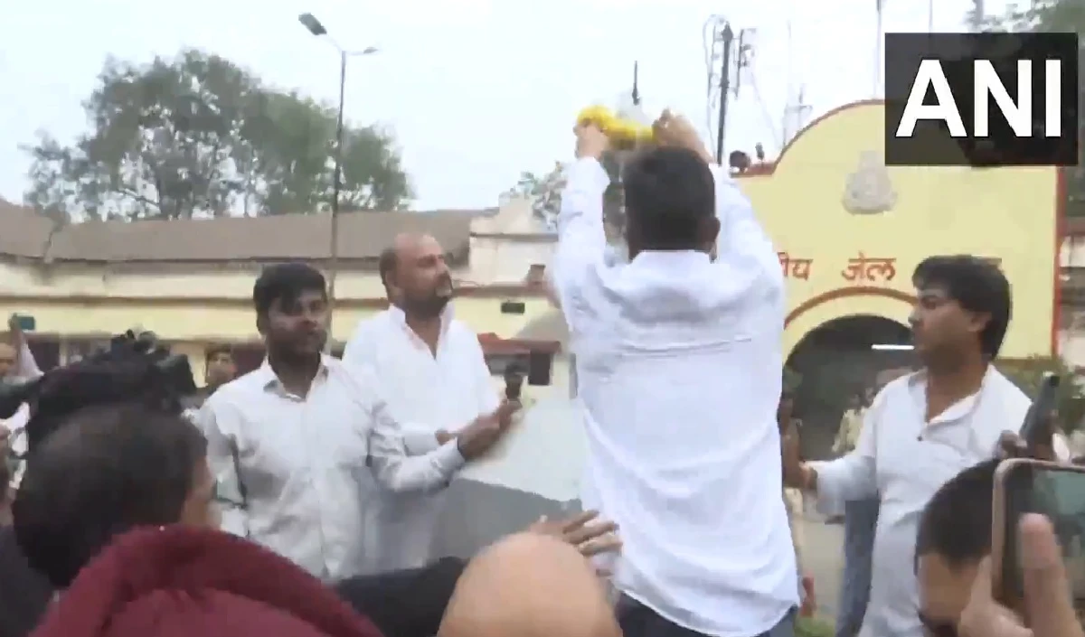 रायपुर जेल से बाहर आए Chaitanya Baghel, पिता भूपेश के साथ कांग्रेस का दिखा शक्ति प्रदर्शन