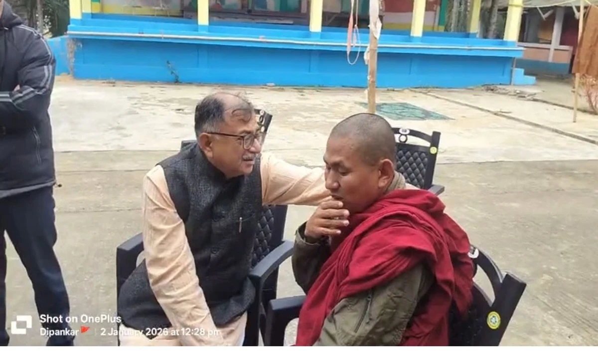 त्रिपुरा में Angel Chakma के घर पहुंचे तरुण विजय, पिता से गले लगकर रोए, न्याय होने का दिया भरोसा