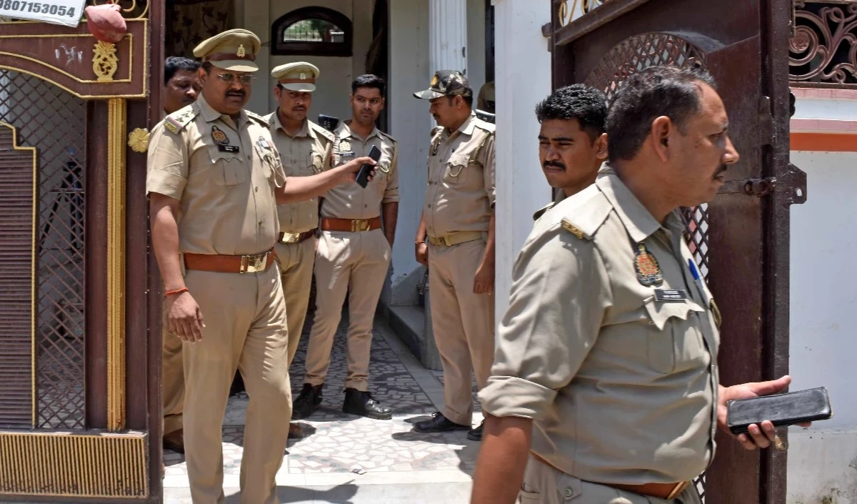 Uttar Pradesh: आत्महत्या की धमकी देने वाले गैंगस्टर और उसके दो रिश्तेदारों पर मुकदमा दर्ज