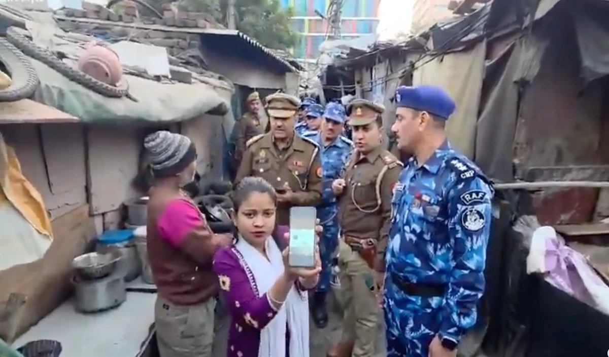 SHO ने पीठ पर ‘नागरिकता जांच मशीन’ लगाया? वायरल वीडियो में दिख रही महिला ने किया सच का खुलासा, ओवैसी ने भी उठाए थे सवाल