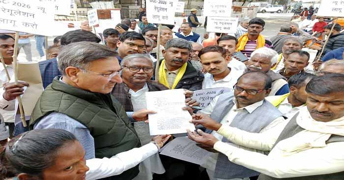 Ballia-उच्च शिक्षा संस्थानों में सख्त केंद्रीय कानून की मांग को लेकर बलिया में प्रदर्शन, ज्ञापन सौंपा