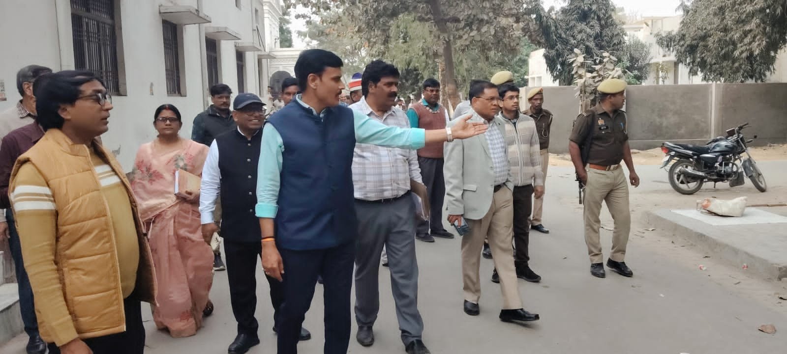 डीएम का कलेक्ट्रेट में औचक निरीक्षण, अव्यवस्थाओं पर जताई नाराजगी