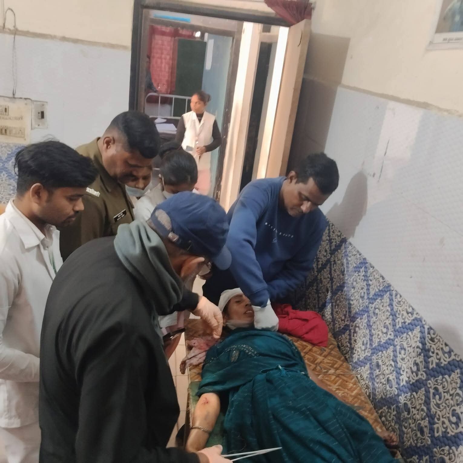 बिल्थरा रोड स्टेशन पर रत्नागिरी एक्सप्रेस से उतरते समय हादसा, जिला अस्पताल रेफर