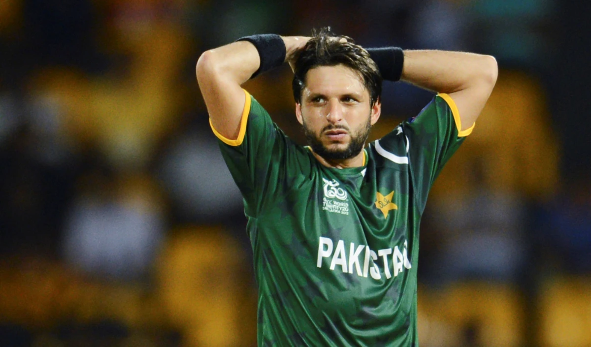 Pakistan Cricket में ‘पुराने बनाम नए’ की जंग! Shadab Khan के कमेंट पर Shahid Afridi का तीखा पलटवार