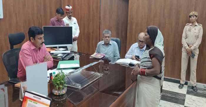 Ballia-गर्भवती को निजी अस्पताल भेजने वाली आशा बहू बर्खास्त, अस्पताल और अल्ट्रासाउंड सेंटर पर भी एक्शन