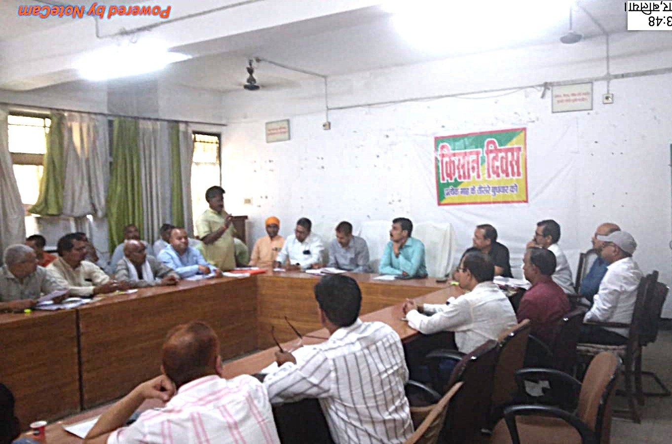 अवैध अस्पतालों पर कार्रवाई की मांग, डीएम को सौंपा ज्ञापन