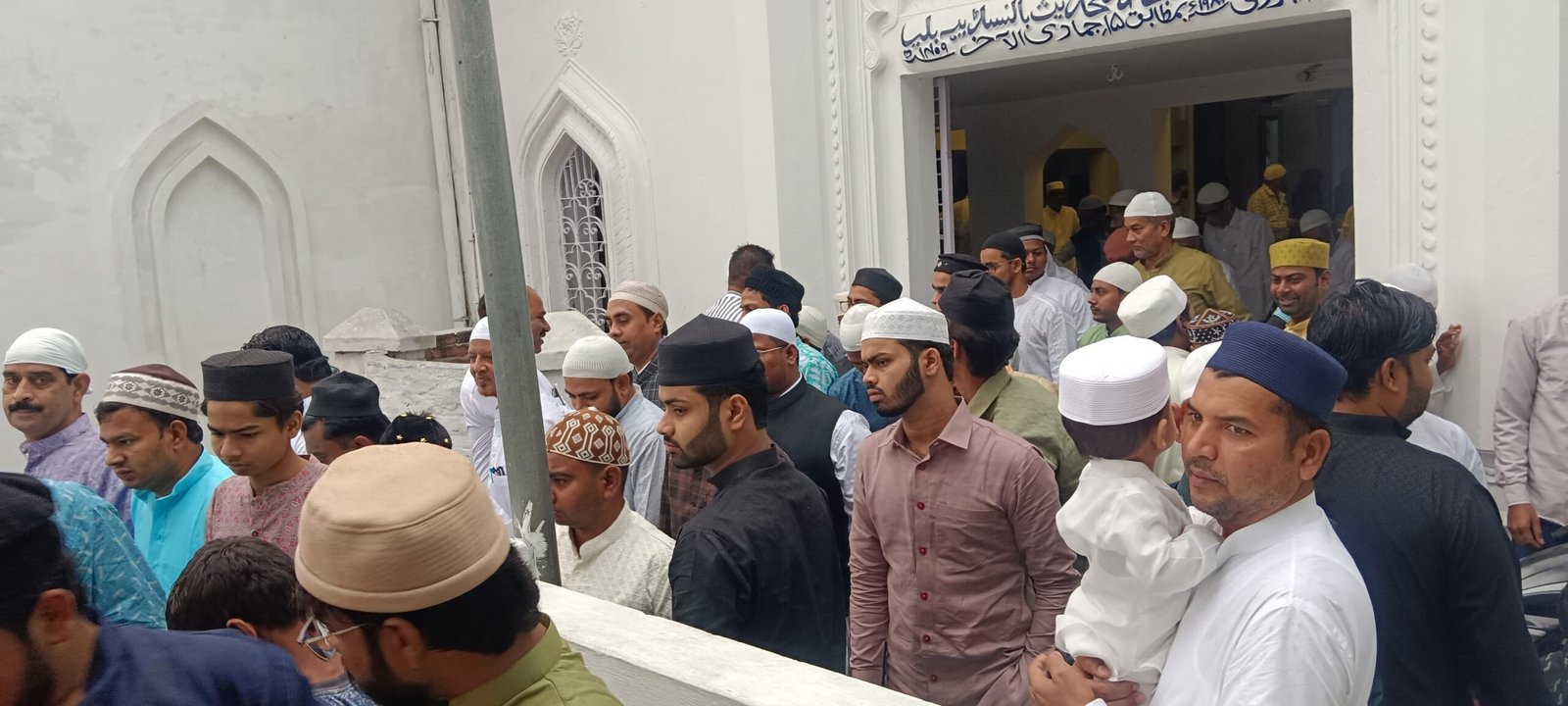 ईद पर भाईचारे की मिसाल बना बांसडीह, अकीदतमंदों ने अदा की नमाज