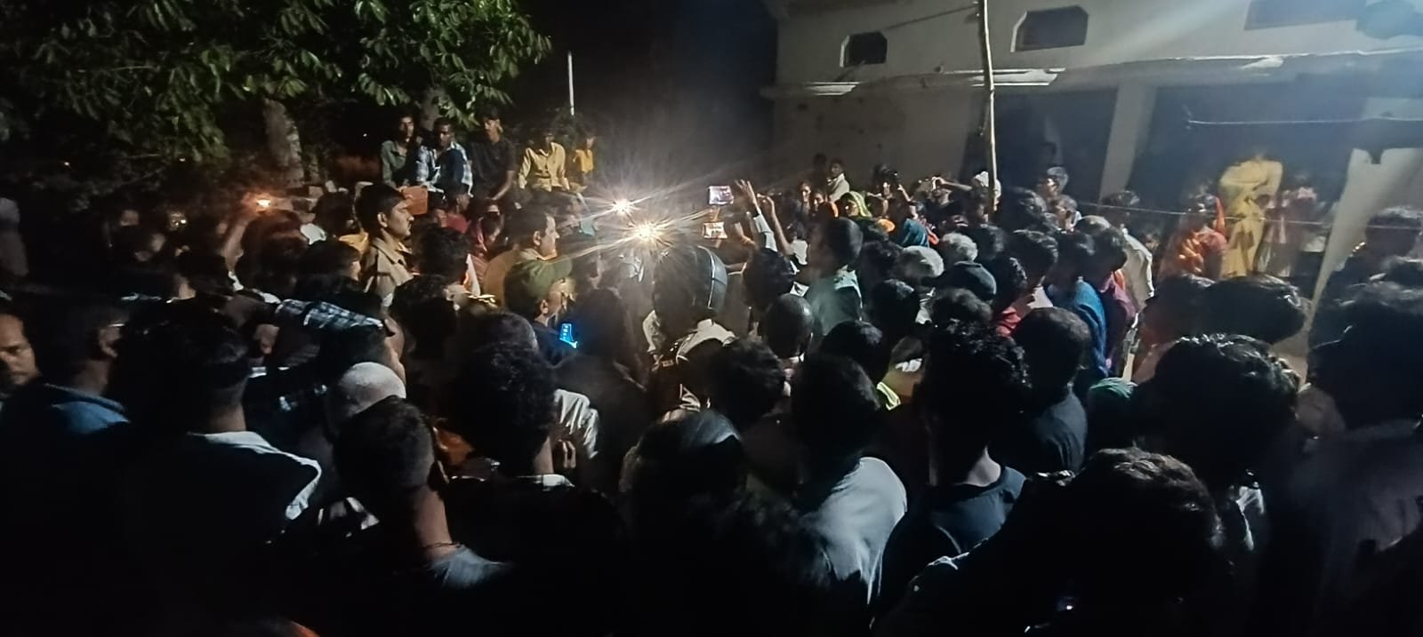 मारपीट में घायल महिला की मौत, शव पहुंचते ही गांव में हंगामा