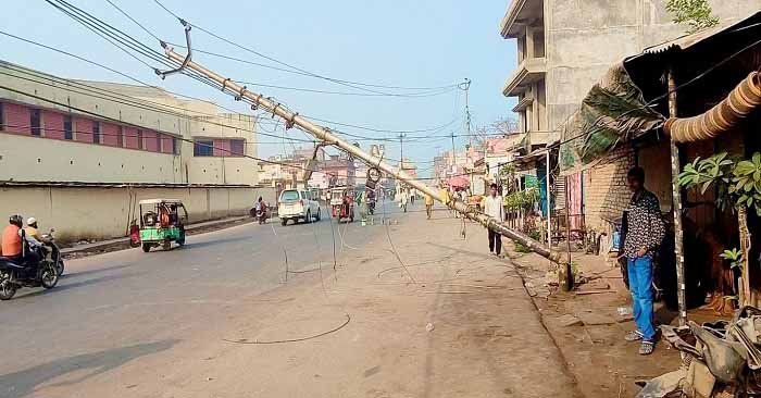 बलिया में सड़क पर गिरा बिजली का खंभा, बाल-बाल बचीं करीब दस स्कूल बसें