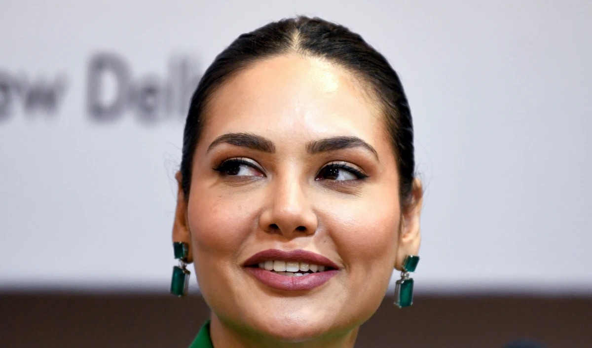 UAE में फंसे रहने के बाद Esha Gupta भारत लौटी, अबू धाबी एयरपोर्ट पर मची ‘अफरा-तफरी’ की सुनाई दर्दनाक कहानी
