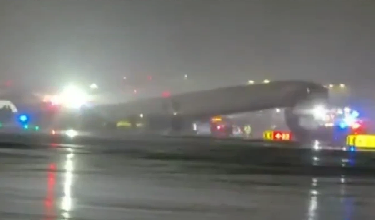 LaGuardia Canada Plane Crash Updates: प्लीज रुको, रुको, रुको! ट्रक 1…ATC की घबराहट ऑडियो में कैद