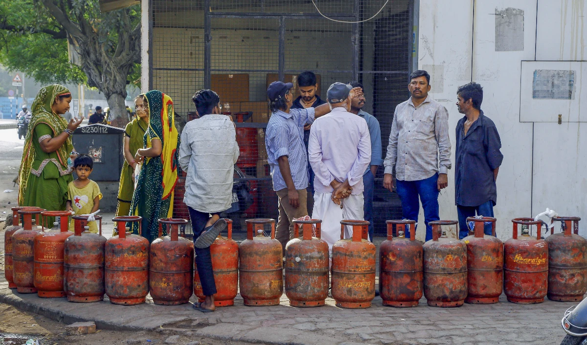 LPG Crisis के बीच केंद्र का बड़ा एक्शन, राज्यों को 10% अतिरिक्त Commercial Gas कोटा