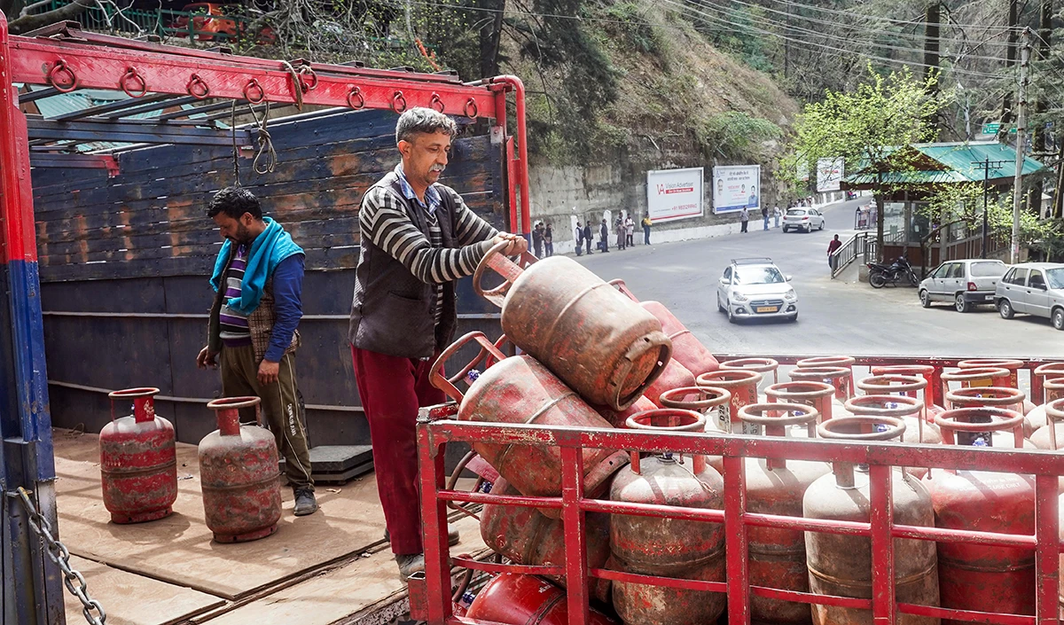 LPG की कमी के चलते देशभर में Induction Cooktop धड़ाधड़ बिक रहे, होटलों में Kerosene और Coal से बनेगा खाना!