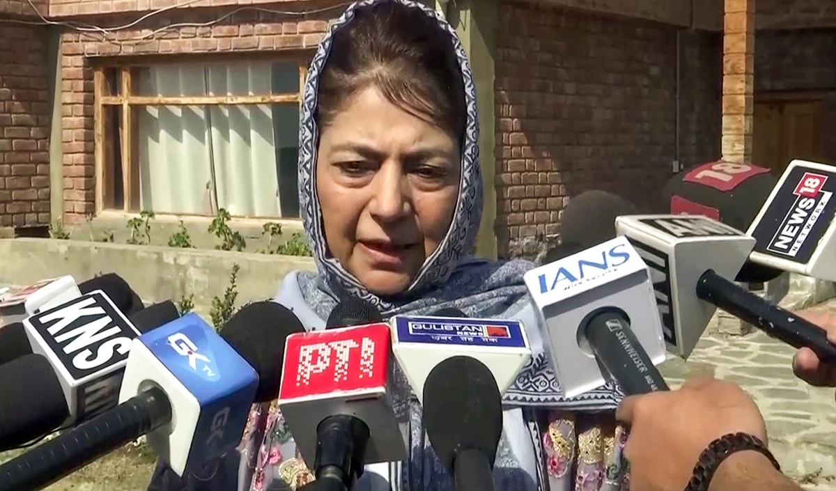 खामेनेई की हत्या पर केंद्र की चुप्पी से भड़कीं Mehbooba Mufti, जलाए Trump-Netanyahu के पोस्टर