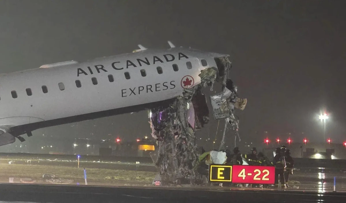 New York के LaGuardia Airport पर बड़ा हादसा, रनवे पर दमकल से टकराया Air Canada विमान, 2 की मौत
