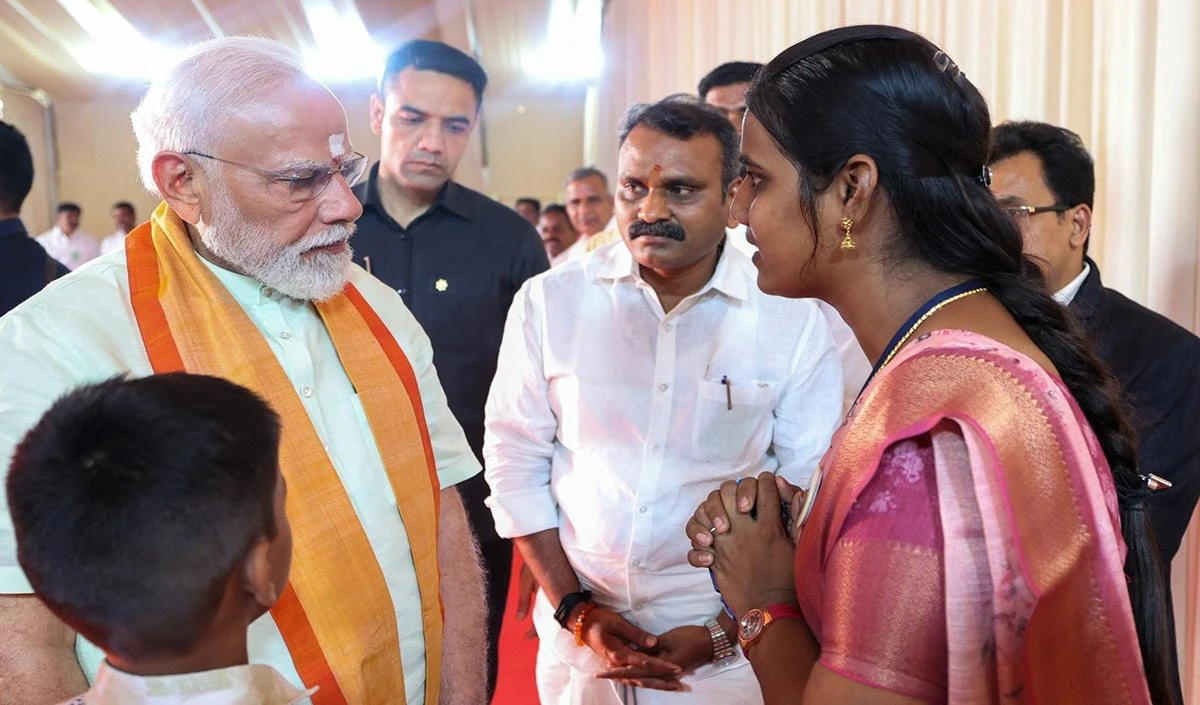 तमिलनाडु में प्रधानमंत्री ने दिया बड़ा सियासी संदेश, दीपम मुद्दे पर जान देने वाले श्रद्धालु के घर जाकर परिजनों से मिले PM