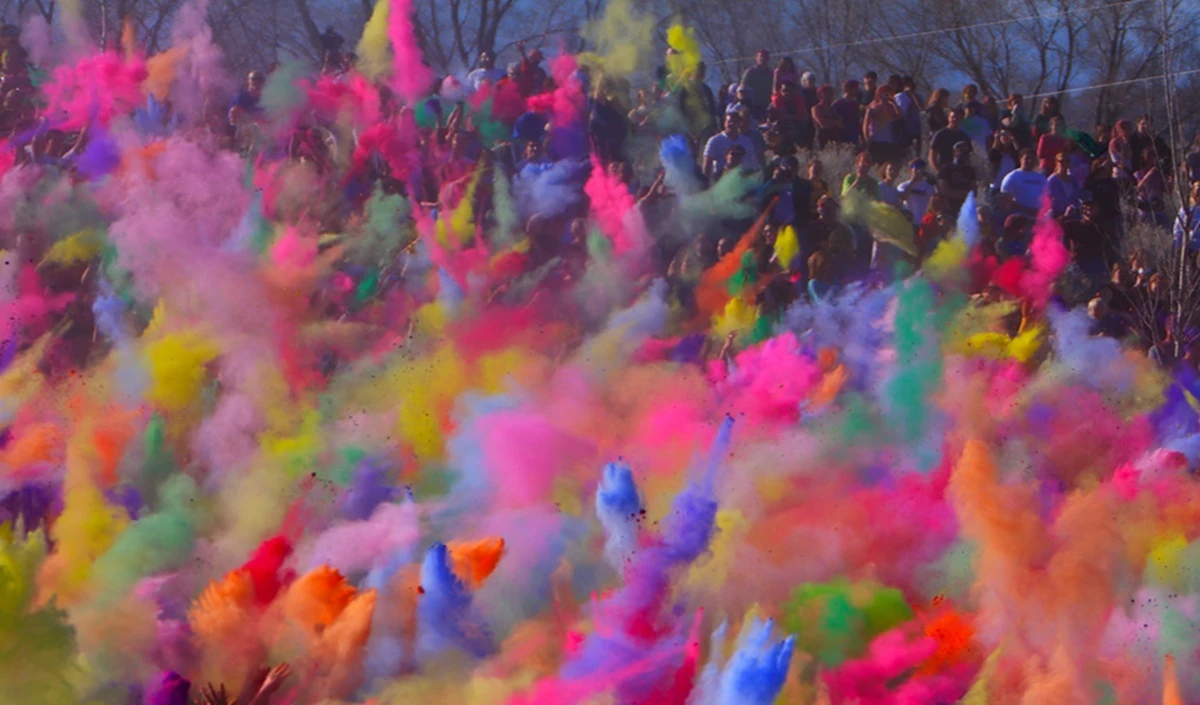 Braj Ki Holi 2026: Mathura के Ramanreti आश्रम में उड़ा गुलाल, फूलों की होली का अद्भुत नज़ारा