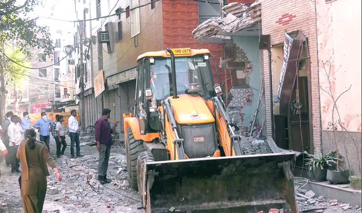 Uttam Nagar Holi Murder: तरुण की हत्या के बाद बड़ा एक्शन, आरोपी के अवैध घर पर चला MCD का Bulldozer