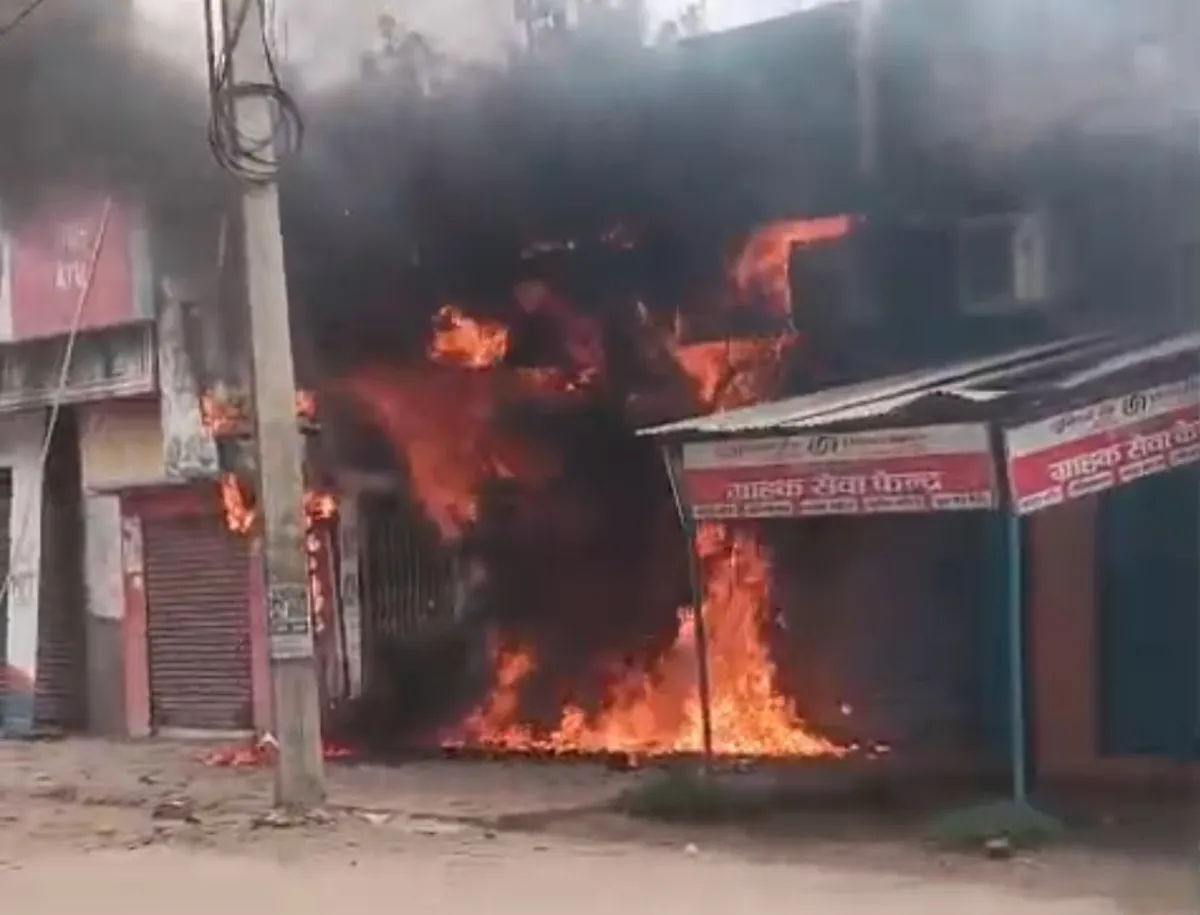 एचडीएफसी बैंक के एटीएम में आग, शॉर्ट सर्किट की आशंका