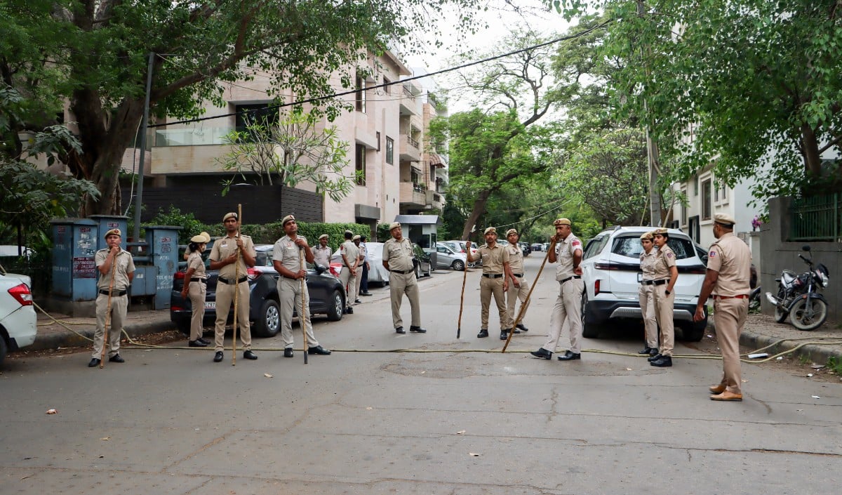Delhi के Dwarka में पुलिसवाले का तांडव, मामूली कहासुनी में दो मजदूरों पर की फायरिंग, एक की मौत