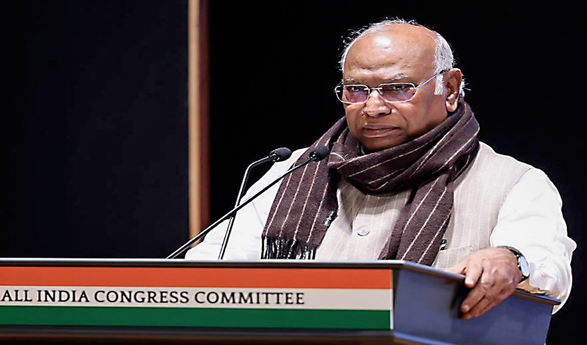 Gas की लंबी कतारें, खरगे बोले- सरकार की Failed Foreign Policy की सजा भुगत रही जनता