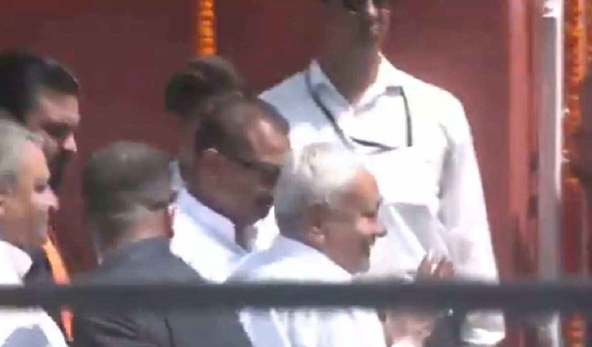 Bihar new CM announcement: आखिरी कैबिनेट मीटिंग के लिए पहुंचे नीतीश, भीड़ से घिरे, जनता को देख जोड़े हाथ