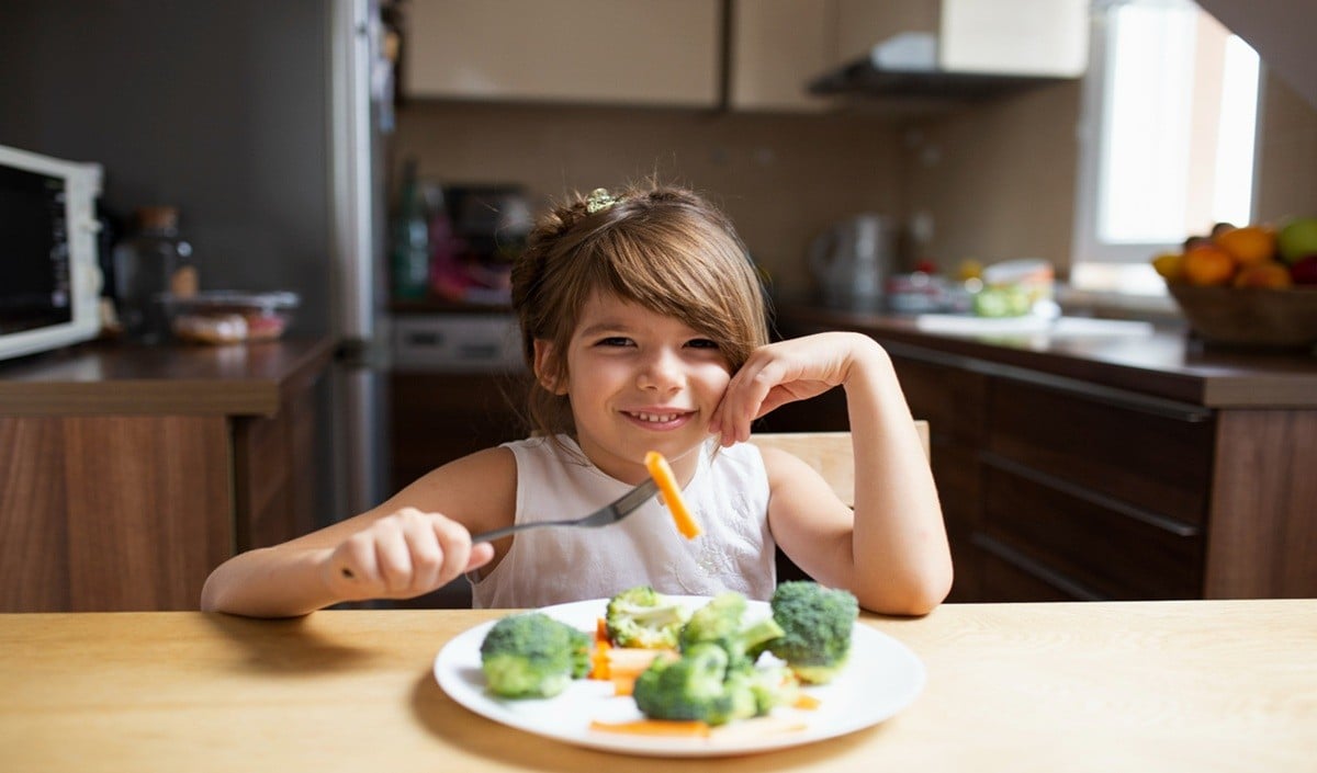 Pica Eating Disorder Causes: चॉक-मिट्टी खाने की आदत है Iron Deficiency का संकेत, एक्सपर्ट ने बताई वजह