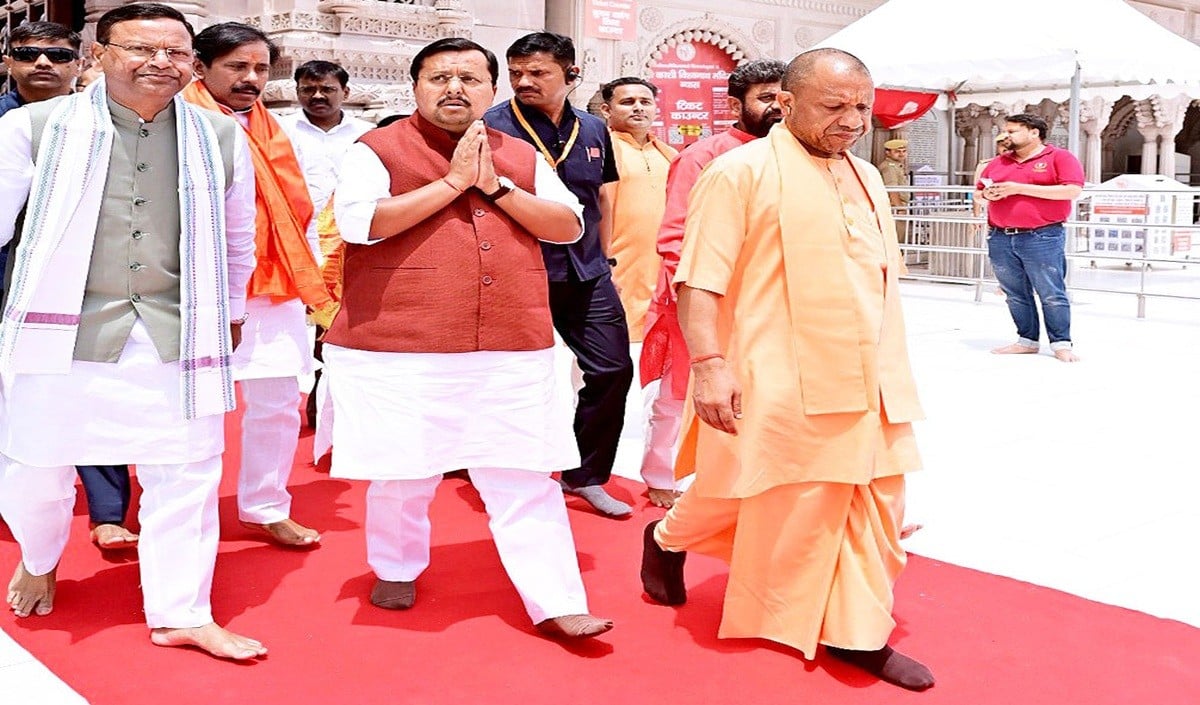 PM Modi के Varanasi दौरे से पहले बड़ा संकेत, CM Yogi और Nitin Nabin पहुंचे बाबा विश्वनाथ के द्वार