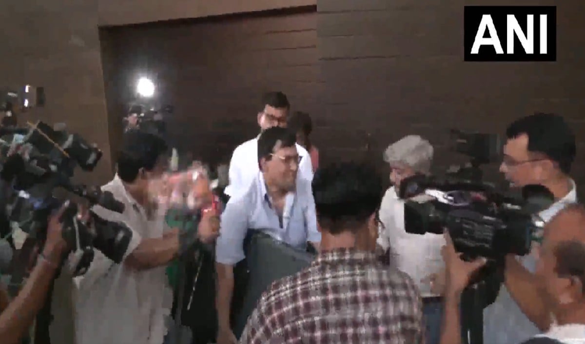 Kolkata: KMC नोटिस के बाद Abhishek Banerjee के घर पुलिस, सियासी पारा हाई