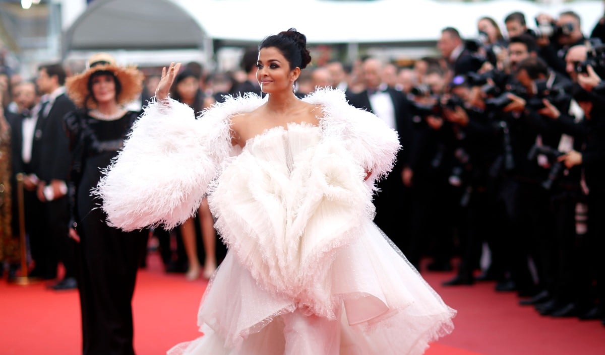Cannes 2026 | रॉयल ब्लू गाउन में Aishwarya Rai Bachchan का जलवा! वायरल हुईं तस्वीरें, डिज़ाइनर ने बताया क्यों खास है यह ‘Luminara’ ऑउटफिट
