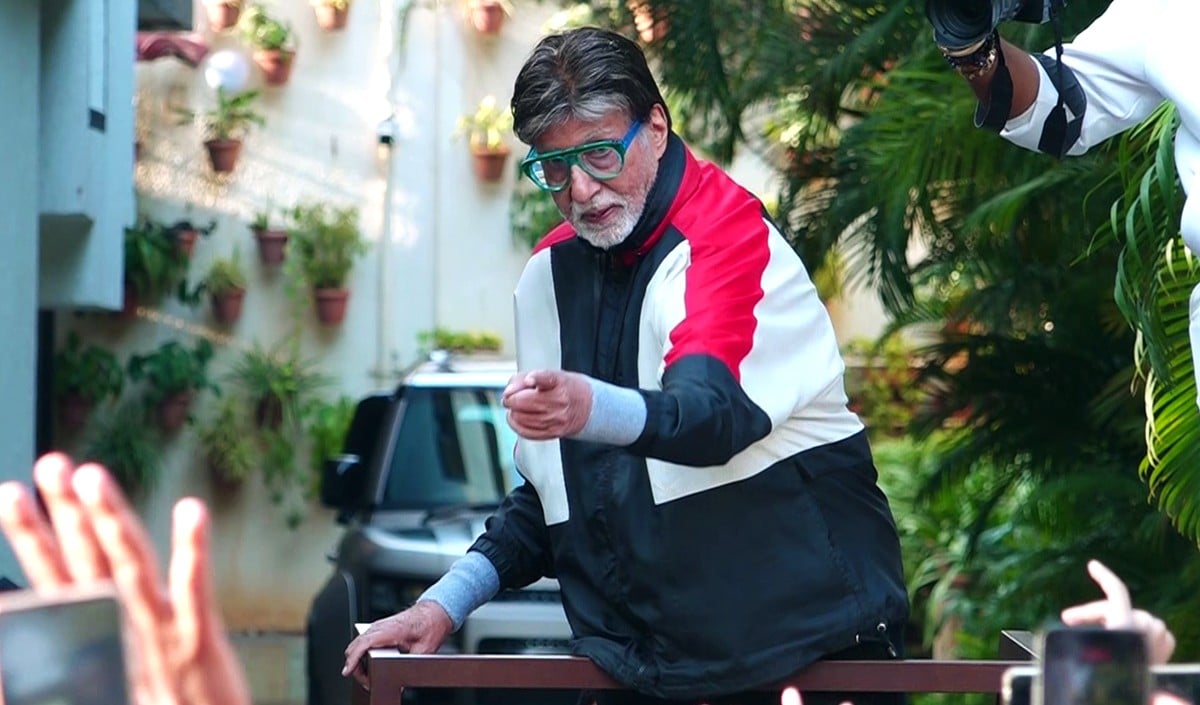अस्पताल में भर्ती होने की अफवाहों पर लगा विराम! ‘जलसा’ के बाहर प्रशंसकों से मिले Amitabh Bachchan, जारी रखी ‘दर्शन’ की परंपरा