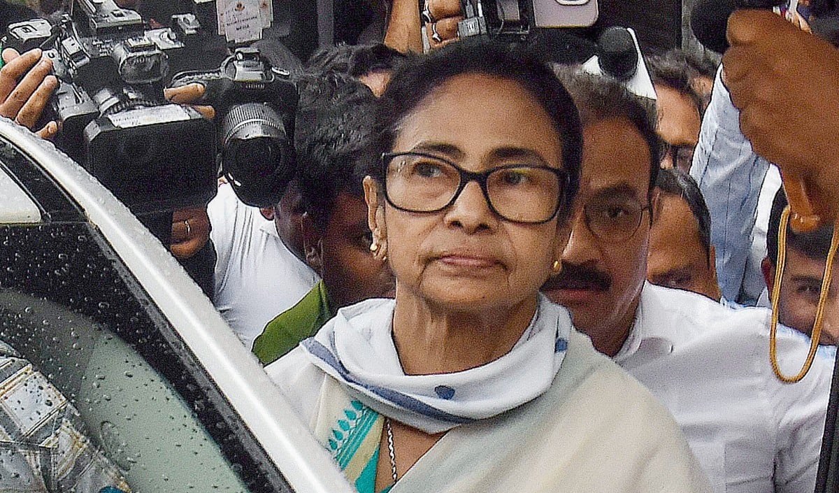 भवानीपुर में हाई-वोल्टेज ड्रामा: EVM में गड़बड़ी के दावों पर चुनाव आयोग का पलटवार, ममता के आरोपों को किया खारिज